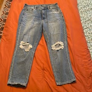 Medium wash american eagle distressed mom jeans